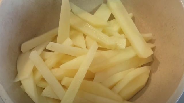 Çıtır Patates Tarifi. Maden suyuyla En az restoranlardaki kadar çıtır ve lezzetli patates kızartması tarifi