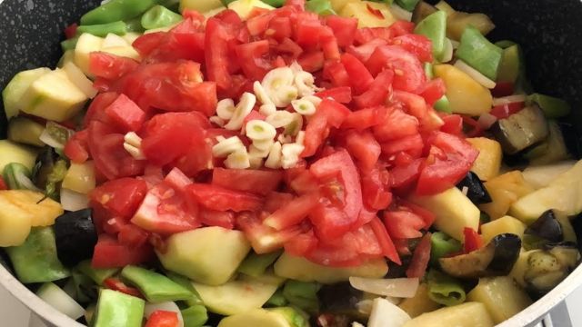 Bugün ne pişirsem diyenlere çok doyurucu sebze yemeği tarifi