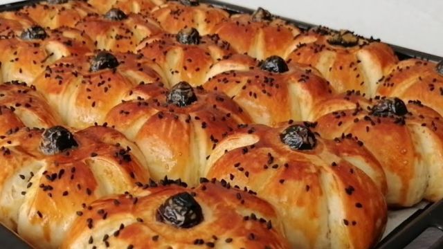 Pizzaya Rakip Olacak Yumuşacık Biber Salçalı Çiçek Poğaça Tarifi