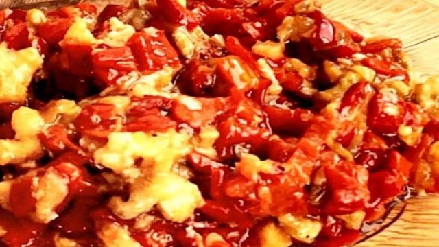 Akşam Yemeklerinin Yanına En Pratik Patlıcanlı Kırmızı Biberli Meze Tarifi