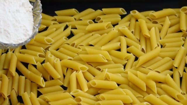 Misafirlerinizin Aklını Başından Alacaksınız! 1 Paket Makarnadan İtalyan Usulü Tatlı Tarifi