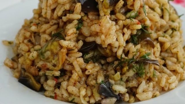 Eşinize 1 Kez Bu Pilavdan Yapsanız Asla Gözü Dışarda Olmaz! Patlıcanlı Pilav Tarifi