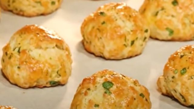 Maydanozlu Pastanelere Taş Çıkartacak Puf Puf Poğaça Tarifi
