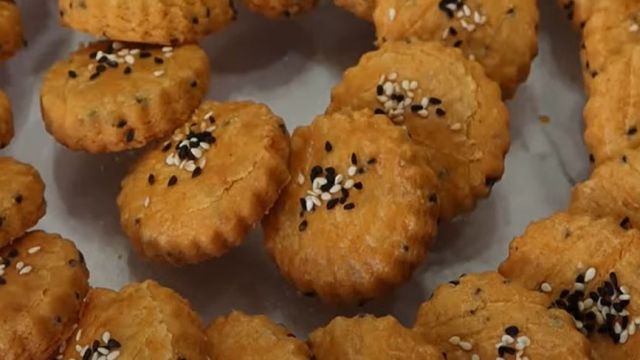 Kırmızı Biberli ve Çörek Otlu Kıyır Kıyır Kurabiye Tarifi