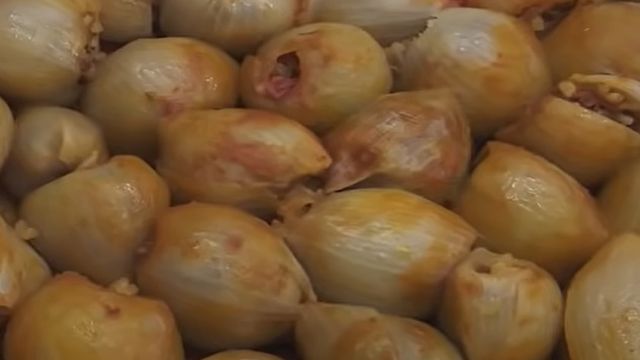 Soğan Dolmasına Farklı Bir Lezzet Katın, Brokolili Soğan Dolması Tarifi