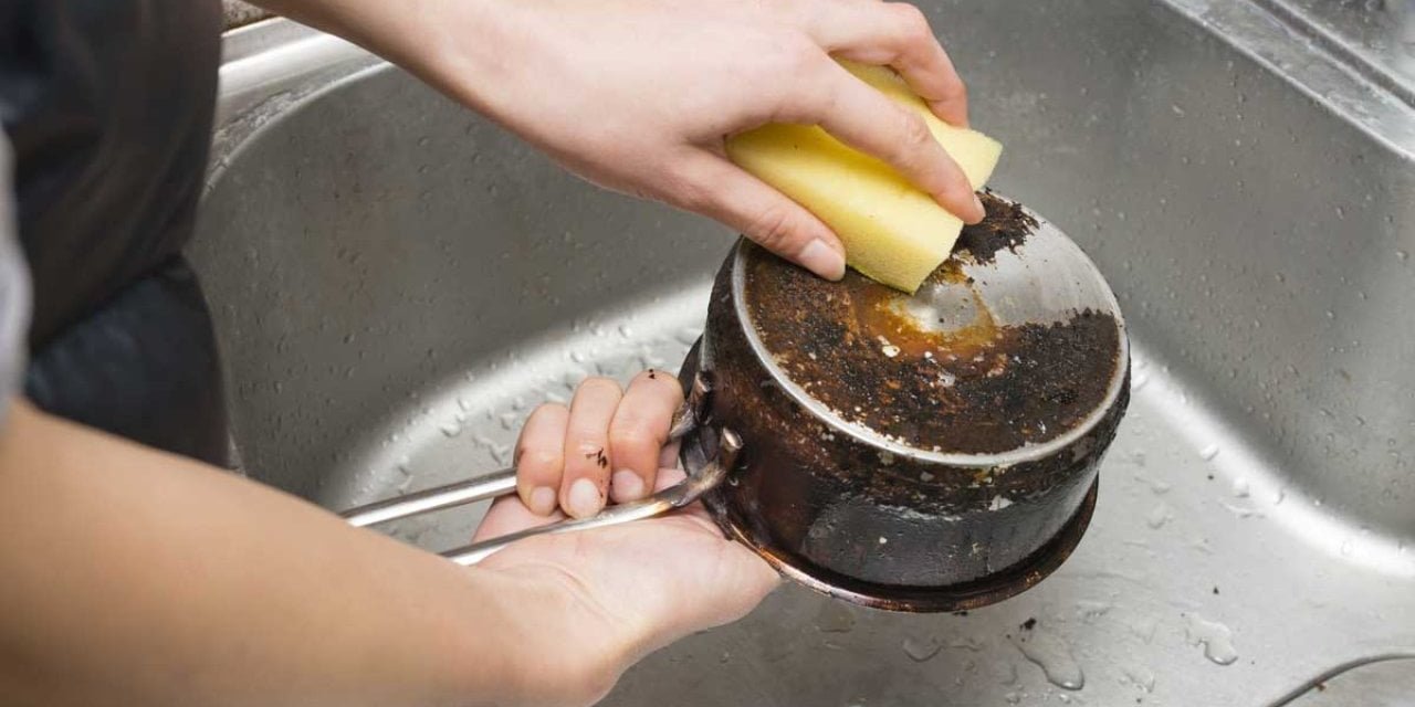 Sadece bir tutam sürmek yetiyor- Tencere yanıklarını silgi gibi siliyor