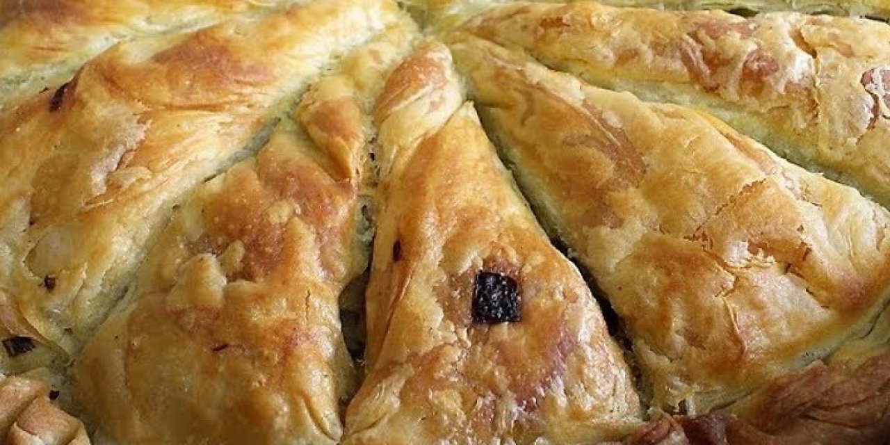 Gerçeğinden farkı olmuyor. Arnavut mutfağından pırasalı börek tarifinin tüm aşamaları