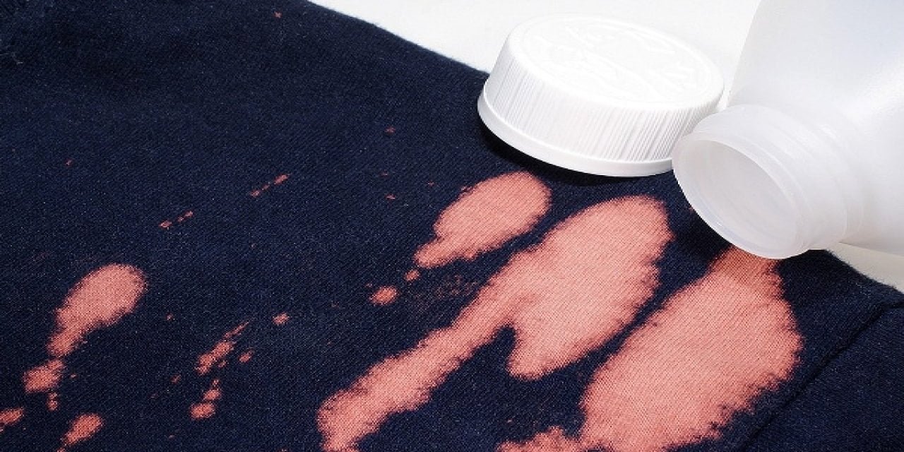 Çamaşır suyu lekesini silgi gibi siliyor. Daha önce kimsenin denemediği temizlik sırrı