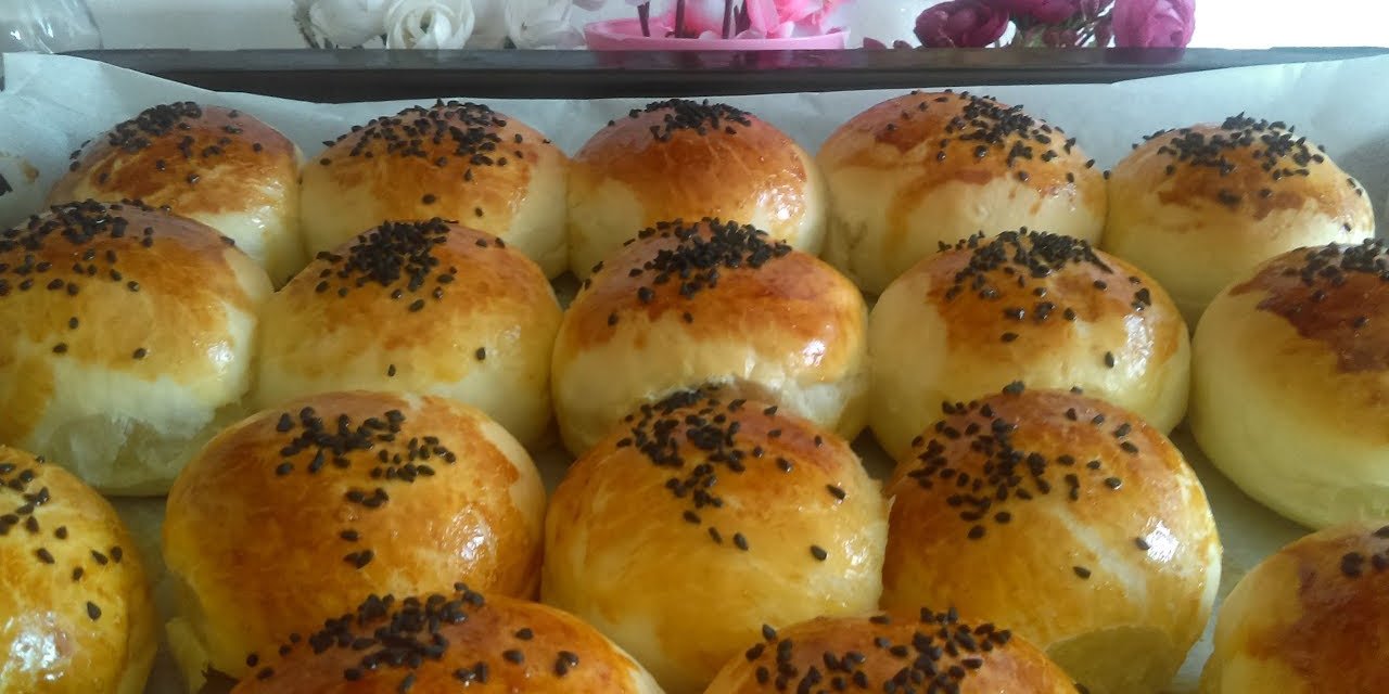 Pofuduk ve ağızda dağılan lezzetli pastane poğaçasının tarifi. Aşçılar sır gibi saklamaktaydı